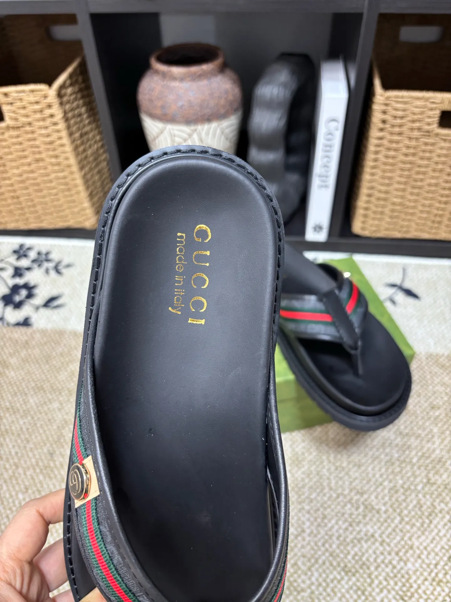 Factory 💰 300 yuan Gucci slippers] high-end men's shoes brand official website 1:1 latest masterpiece: original mold customization, the fabric is made of imported original materials, upgraded outsole, lighter and non-slip. The market's top quality, simple yet tasteful, a must-have for fashionistas, fashionable at your feet, full of confidence, the same style at the counter 👍The season of summer slippers is here. Code: 38-45 (45 customized)